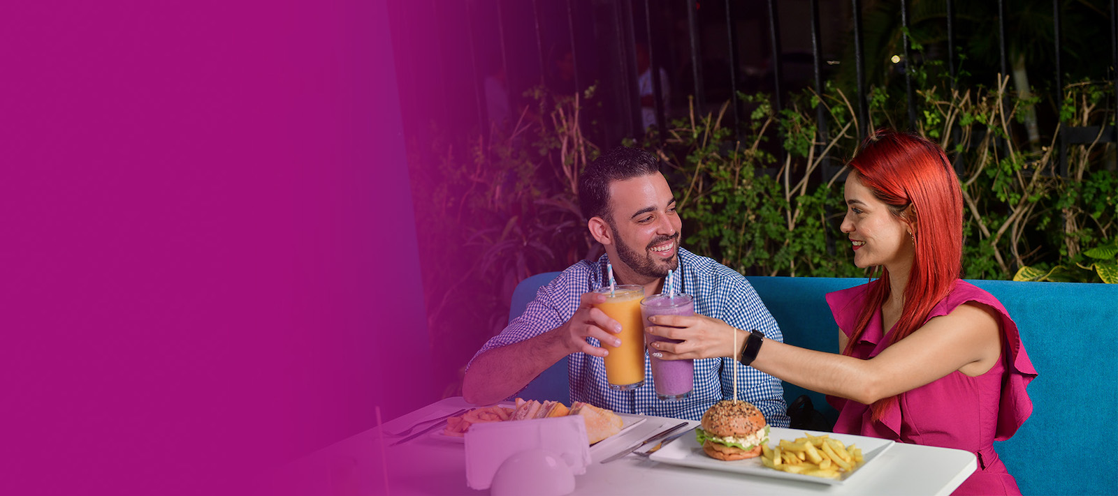 Fotografía de dos personas comiendo en uno de los locales de Disfruta