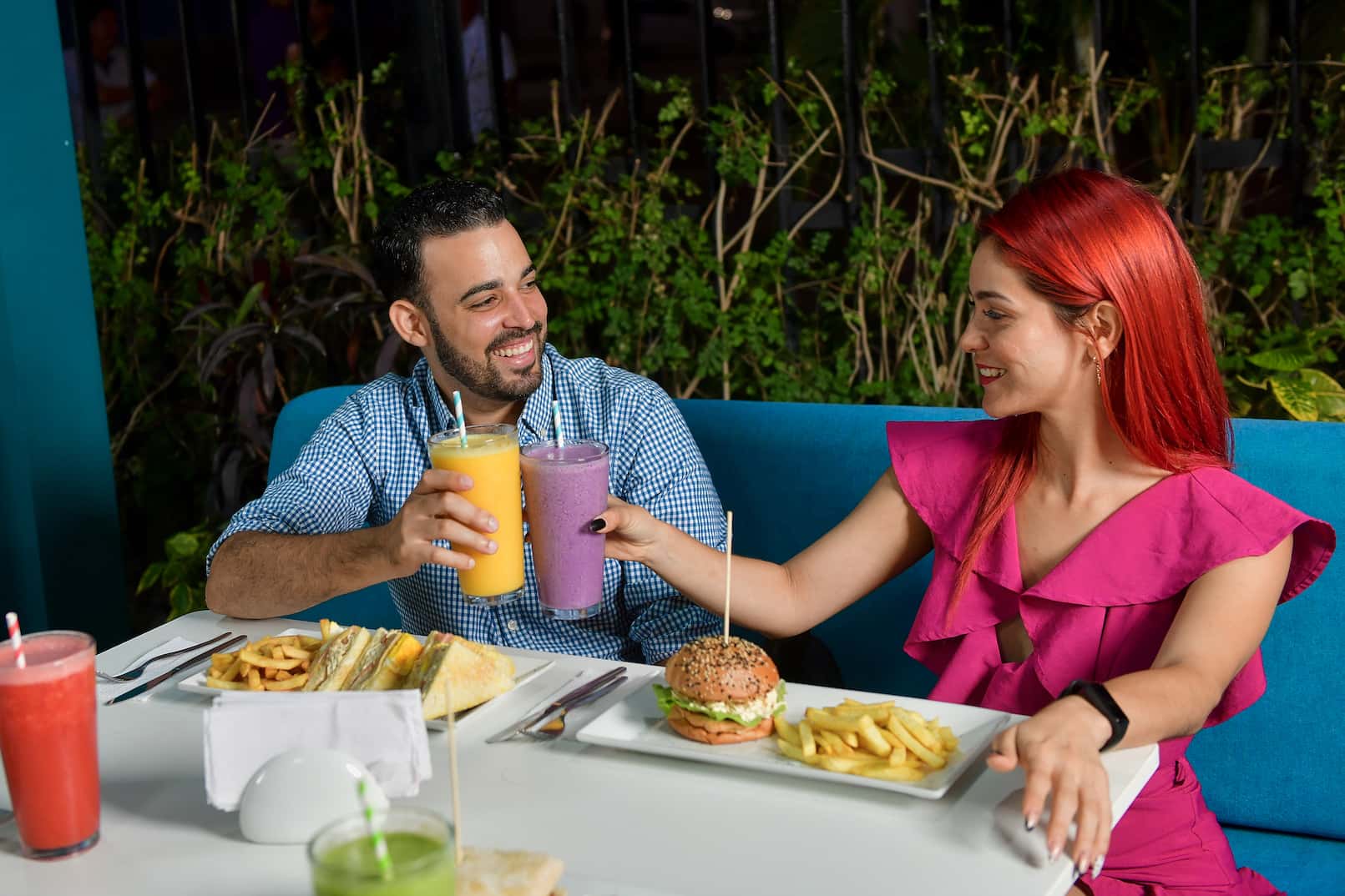 Fotografía de dos personas comiendo en uno de los locales de Disfruta